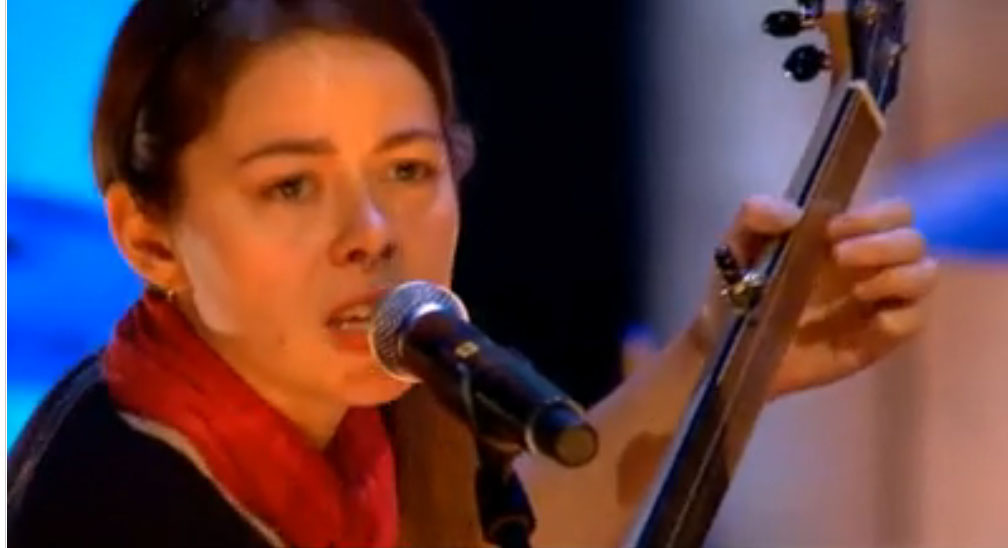 Allison Williams on clawhammer banjo