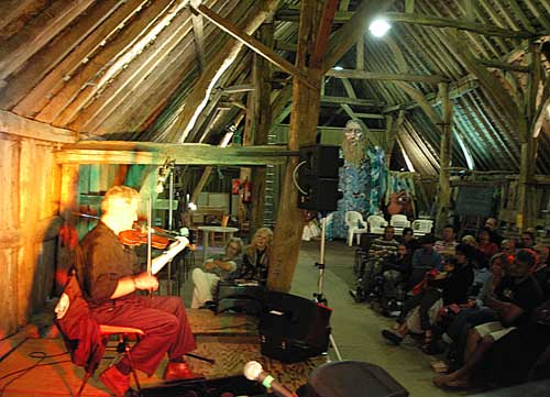 KIF 3065 Tommy-Peoples_Chris_Jacqui_giant_audience Littlebourne-barn