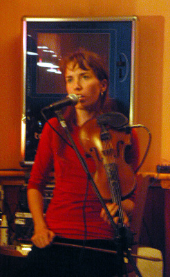 KIF 7032 Laura singing