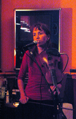 KIF 7042 Laura singing