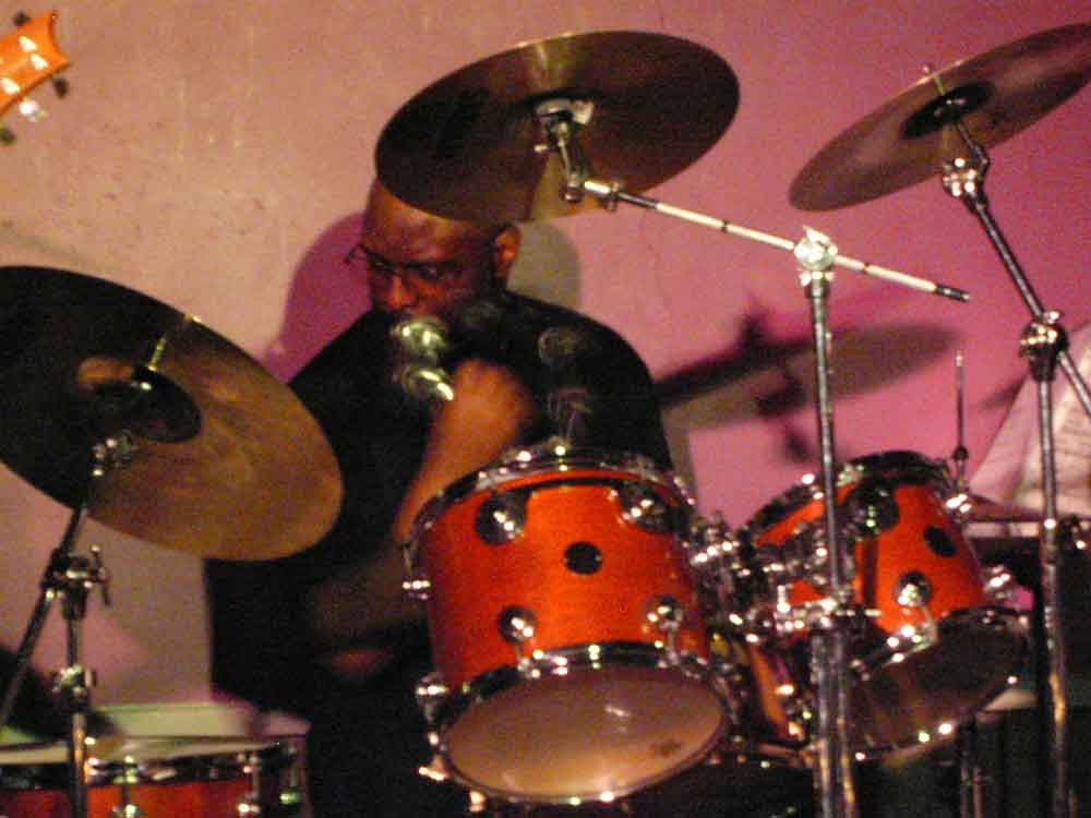 KIF 5122 Drummer with tambourine