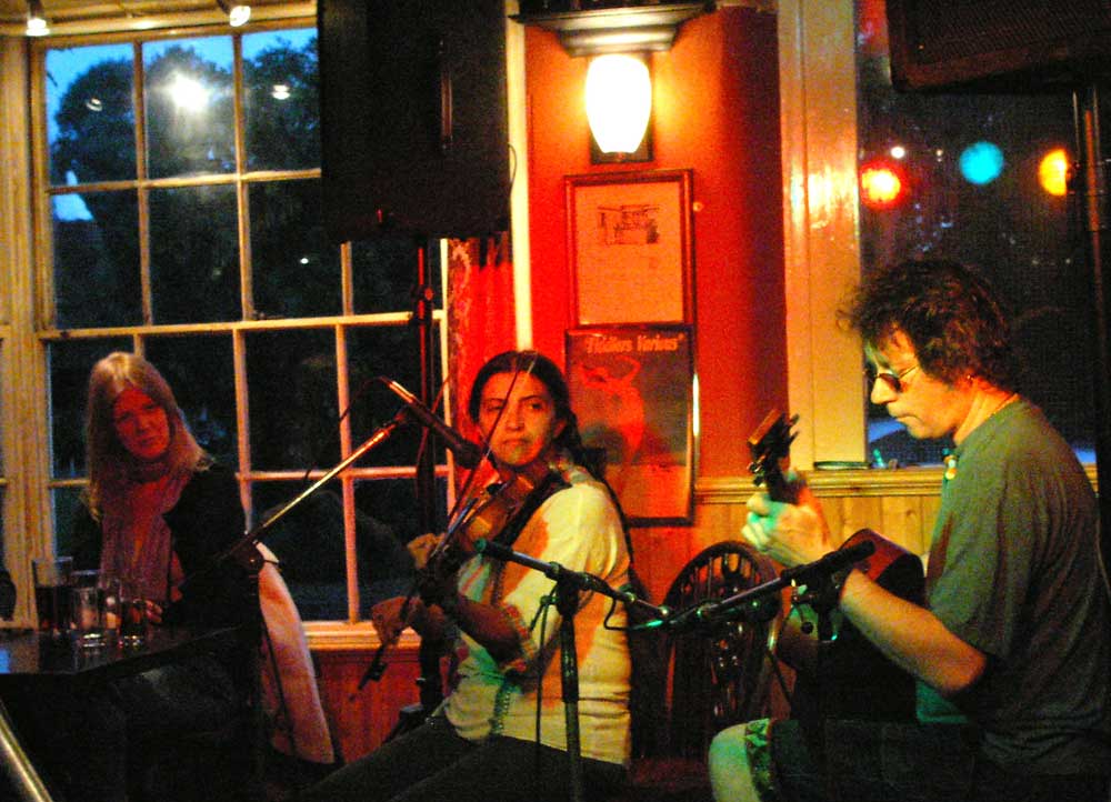 KIF 6877 Saskia-Tomkins Steafan-Hannigan-guitar				